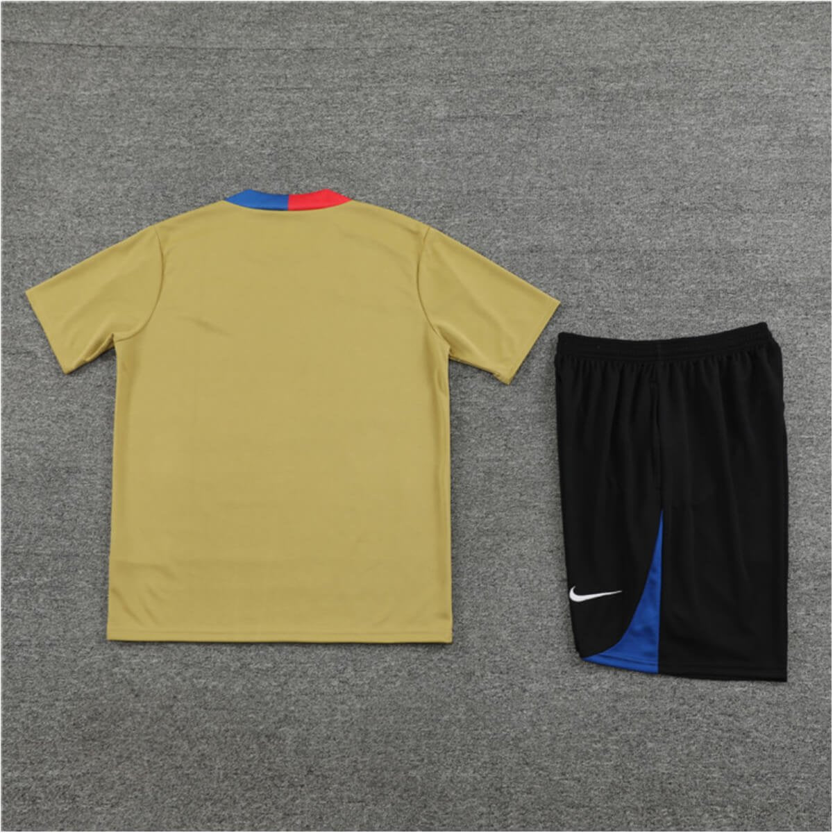 Conjunto Barcelona Treino Camisa e Short Dourado 2024/25