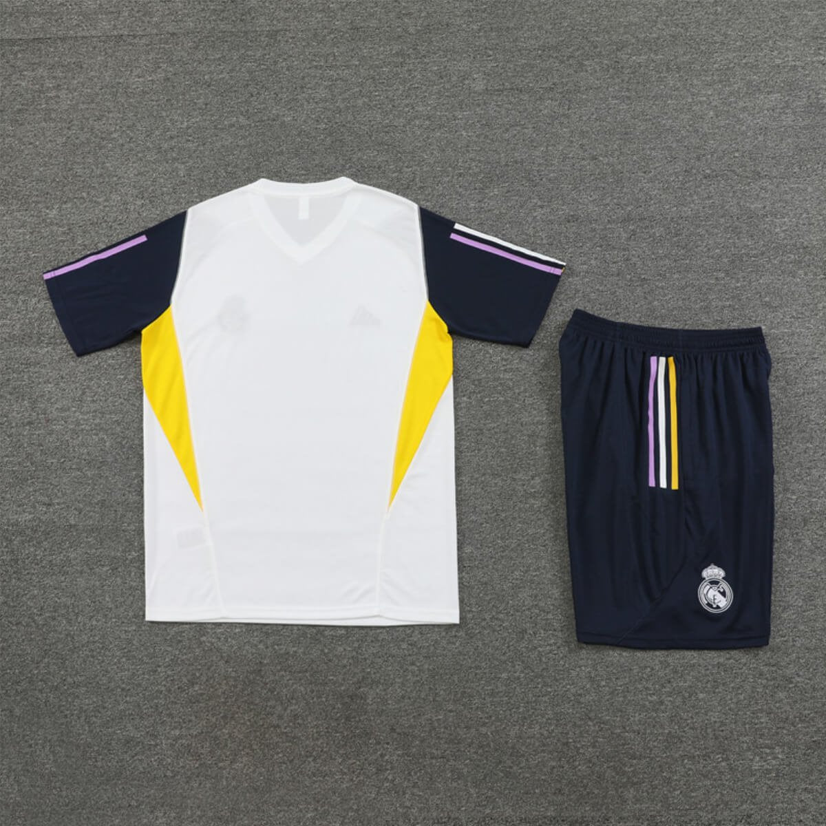 Conjunto Real Madrid Treino Camisa e Short Bege/Azul 2023/24