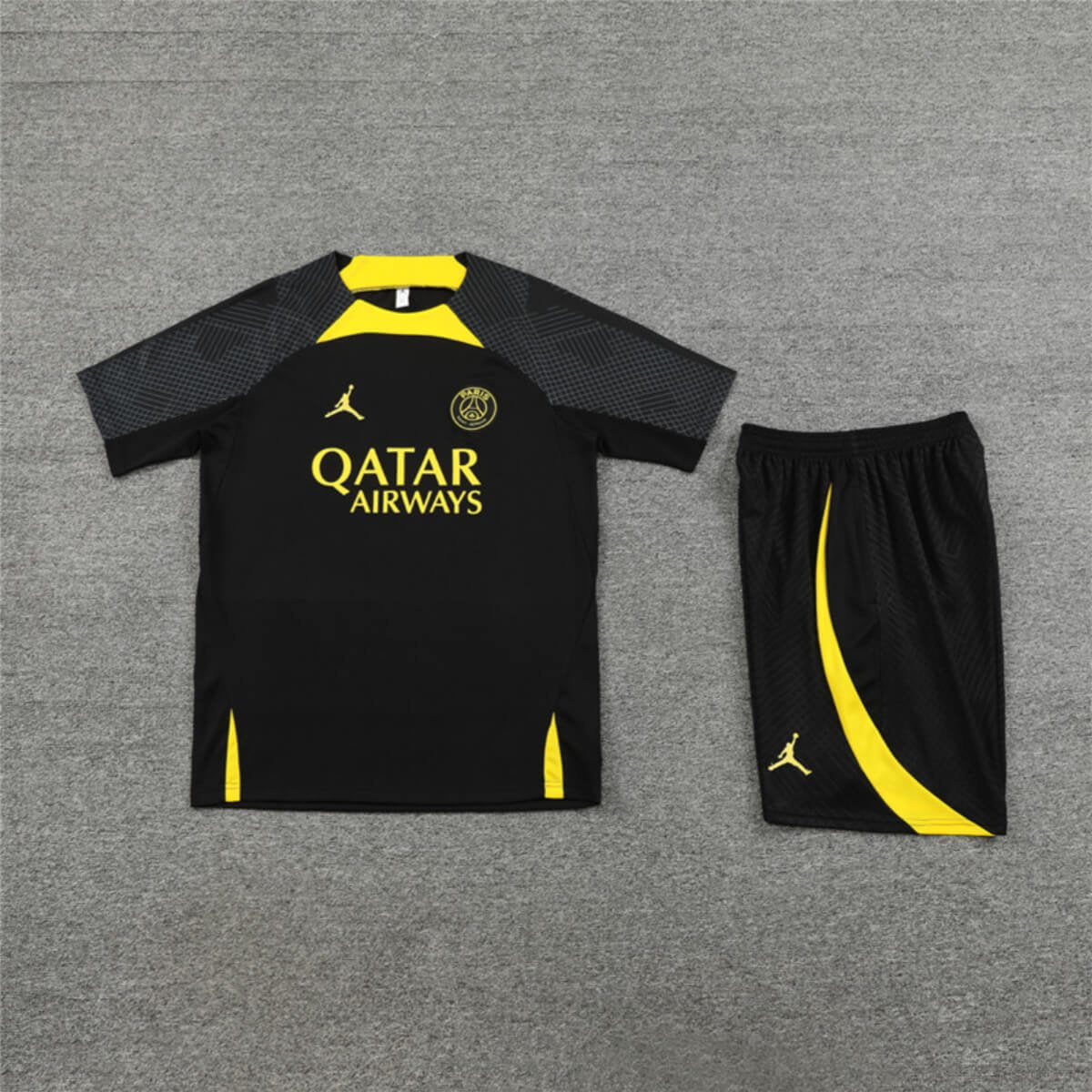 Conjunto PSG Treino Camisa e Short Preta com Amarelo 2022/23