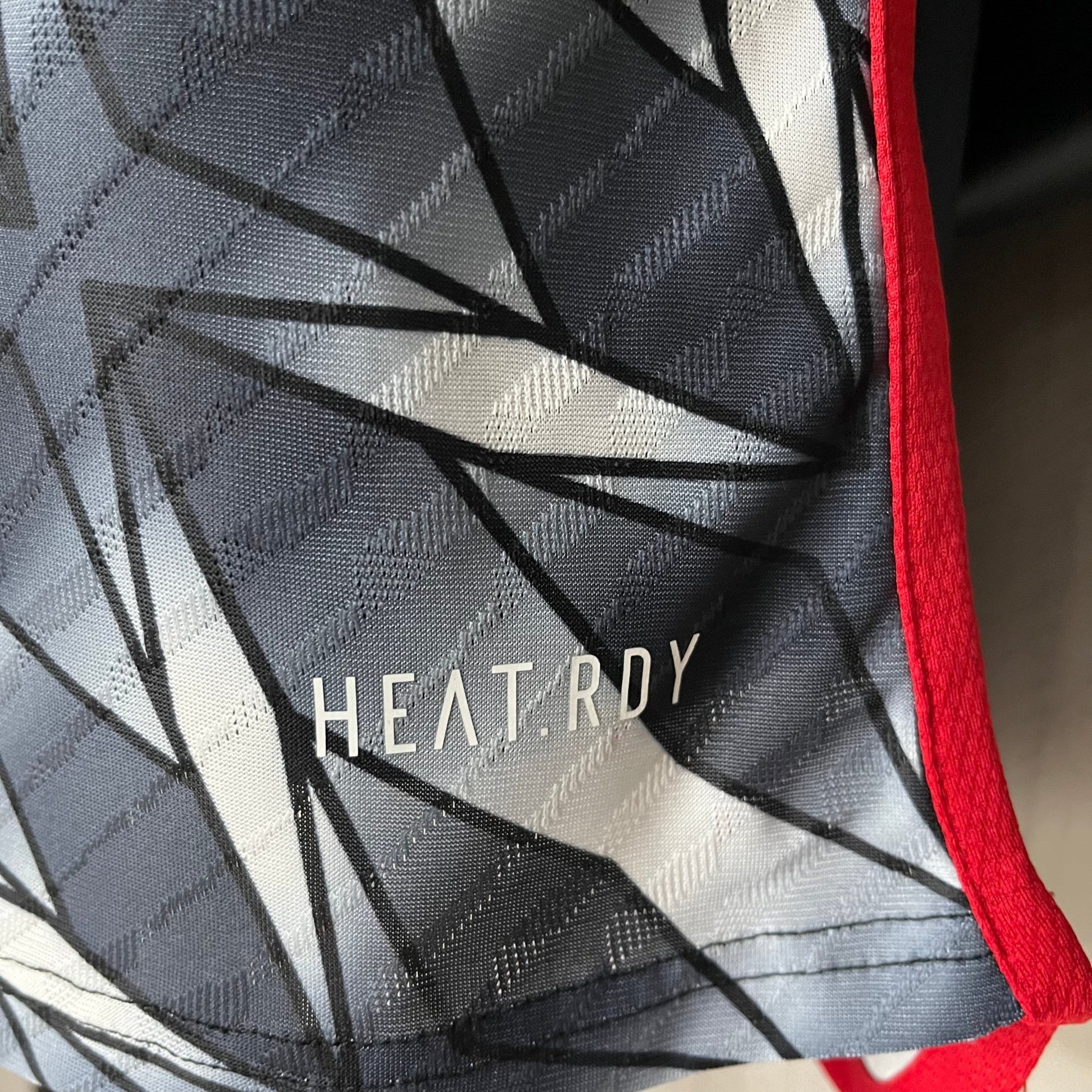 {{ product_title }} – Camisa de Futebol Oficial